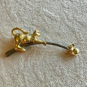 Fun cat chasing mouse pin